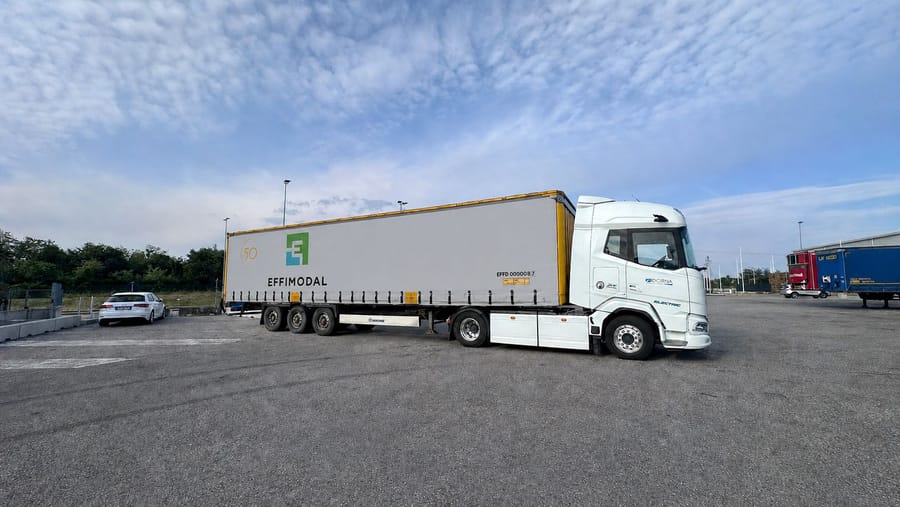 DORNA electric DAF truck with an EFFIMODAL curtainsider trailer