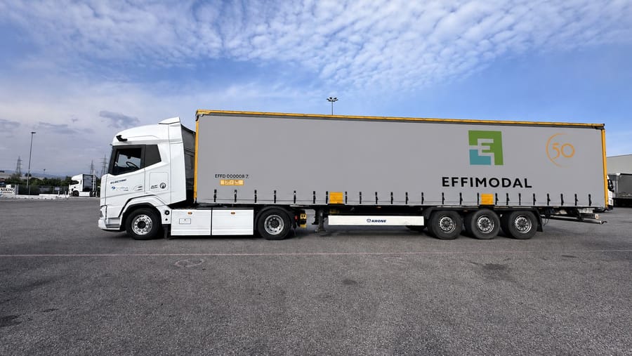 Side view of the electric truck and EFFIMODAL trailer in Verona